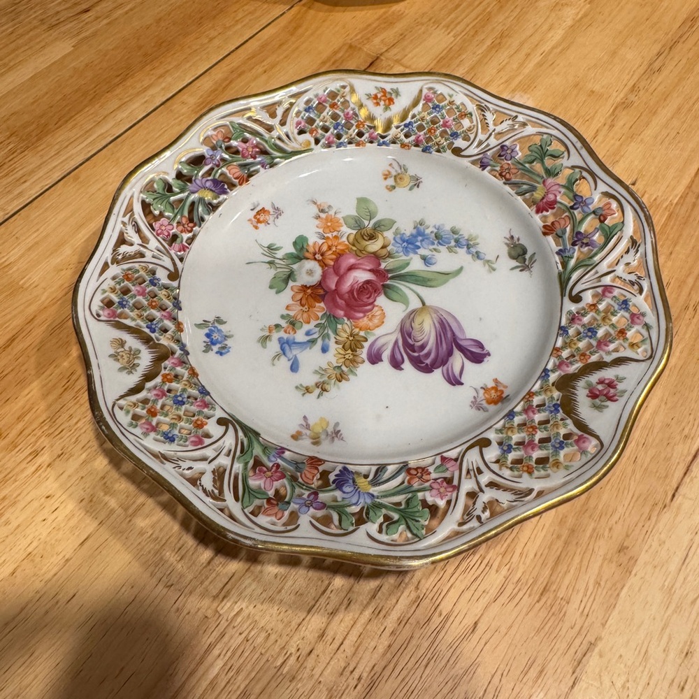 This piece is part of the Chateau Dresden-Royal Dresner by Schumann -Bavaria